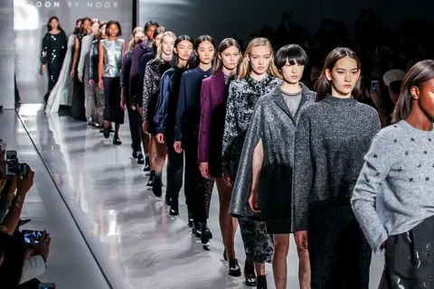 Top 10 Celebrity Fashion Trends 2024 – Glamour Scene Exclusive
